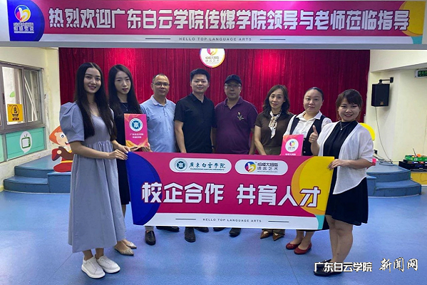 virtual_attach_file.vsb?afc=-LmMWVUzUZnlnfnH7UDnNV7nR67MNrgfUl-8nmnRM4C4MlC0gihFp2hmCIa0L1h7n1hVUYysMNUbMlrRnmCDozNYUmUsLRU8nmARMNC4oRAFLmMVMmfRMzQFMN7ZLmLJv2bjo4OeosXEgDTJQty0LzL8LSyYMzlsM47JqdLnx&oid=2103874463&tid=1341&nid=255771&e= 播音演出系西席与大拇指向导合影.png