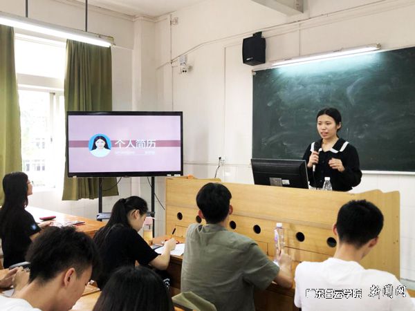 v2veo4Oe_jw0qIbtpYyPL4lPg47sM4UYLSbw62L8c&oid=2103874463&tid=1351&nid=177421&e= 选手在台上展示自己的作品P.jpg