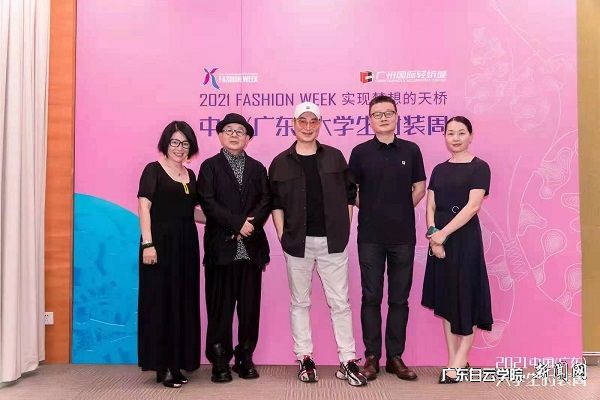 v2veo4Oe_jw0qIbtpYyPL4UPg4-8oRvaLSbw62L8c&oid=2103874463&tid=1341&nid=248701&e= 评委阵容.jpg