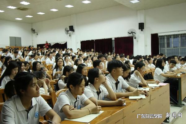 v2veo4Oe_jw0qIbtpYyPL4UPg474MRvZLSbw62t8c&oid=2103874463&tid=1341&nid=134781&e= 学员认真聆听.jpg