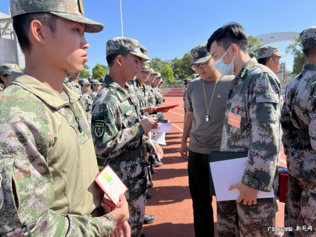 上级向导检查军训教官资格证.png 上级向导检查军训教官资格证.png