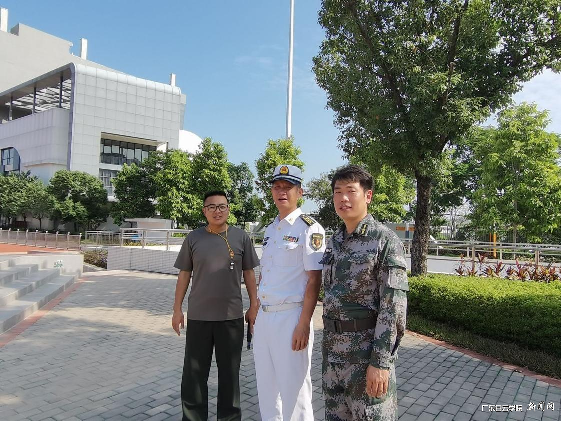 上级向导在军训现场.png 上级向导在军训现场.png