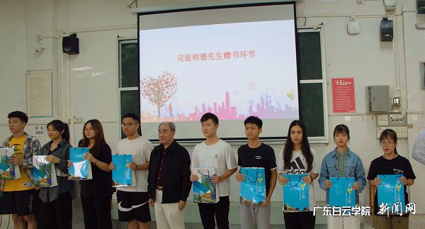 v2veo4Oe_jw0qIbtpYyPL4UPg474Lz9PLSbw62A8c&oid=2103874463&tid=1341&nid=131811&e= 司徒明德先生与受捐赠的学生代表合影.jpg