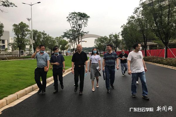 v2veo4Oe_jw0qIbtpYyPL4UPg4-iMmUPLSbw62A8c&oid=2103874463&tid=1341&nid=256411&e= ·¶Éرò¸±Ôº³¤£¨ÖУ©Ò»ÐÐÔÚУ԰¿¼²ì.jpg