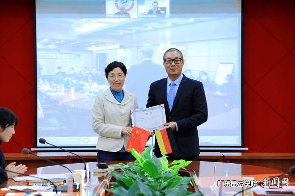 virtual_attach_file.vsb?afc=6ozT_2Mz62oznfLFNnfM4W7U8LYMRl9PoR7iUzGbM4NsM7C0gihFp2hmCIa0LSh2M1hkoSy8UmVVUlLPUl-8o7UDUNlYoRLaU8WVUNMfLmnFU8UsUmMRM8MFLzA7LR9Jv2bjo4OeosXEgDTJQty0LzL8LSyYMzLYMR7JqdAnx&oid=2103874463&tid=1341&nid=253241&e= ²ÜÓñ»ª£¨×ó£©Ôº³¤Îª»ÆêÉÏÈÉú£¨ÓÒ£©½ÒÏþ¿Í×ù½ÌÊÚÆ¸Êé.png