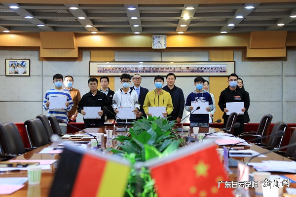 virtual_attach_file.vsb?afc=9MzGAYL4Q7UzNDL1RM2Lm78M87DL4MmkLlQknm9DolLbo7U0gihFp2hmCIa0LYyPL1yDMYh2UzQfnRr2M7rfMRvYoRUiLRNZnRCDn7QfMzfFnlVVnNC4U8VFLNUaLllJqjfjo4OeosXEgDTJQty0LzL8LSyYMz-ZMm7JqdNnx&oid=2103874463&tid=1341&nid=252861&e= ÖеÂË«·½´ú±í¸øÑ§Éú½ÒÏþԤ¼ȡ֪ͨÊé.jpg