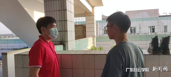 virtual_attach_file.vsb?afc=AnRC18LzVkMm9iLm4-aM7lDMRvbolLNYoRWfolLDoz7bnm90gihFp2hmCIa0L1yDMYyiUYyPU8CPo7MVnRNDnllYo7rVUmUDUzUsLmC8UNVFUNU4UzlDMmnFLzQRM4lJqjfjo4OeosXEgDTJQty0LzL8LSyYMz-aL47JqdTnx&oid=2103874463&tid=1341&nid=252031&e= ѧÉúµ³Ô±Àî½£Ã÷ÕýÔÚÏòËÞÉ᳤ÏàʶËÞÉáÇéÐÎ.jpg