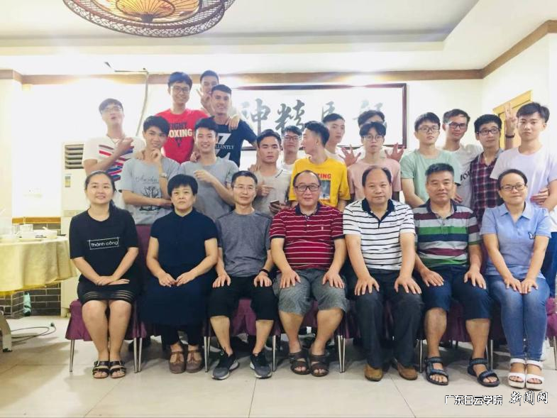 ¹Ø±¦ÈÙÏÈÉúÓëѧÉúºÏÓ°.png ¹Ø±¦ÈÙÏÈÉúÓëѧÉúºÏÓ°.png