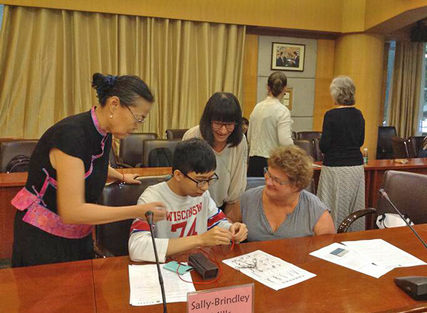 Öܽ¡½ÌÊÚ£¨×óÒ»£©Ö¸µ¼ÒÕÊõÉè¼Æ×¨ÒµÑ§Éú£¨×ó¶þ£©½Ì»á¼ûÍÅÏÈÉúCarol×öÖйú½á£¬£¬£¬ÓÒ¶þΪӢÓïרҵѧÉú·Òë Öܽ¡½ÌÊÚ£¨×óÒ»£©Ö¸µ¼ÒÕÊõÉè¼Æ×¨ÒµÑ§Éú£¨×ó¶þ£©½Ì»á¼ûÍÅÏÈÉúCarol×öÖйú½á£¬£¬£¬ÓÒ¶þΪӢÓïרҵѧÉú·Òë