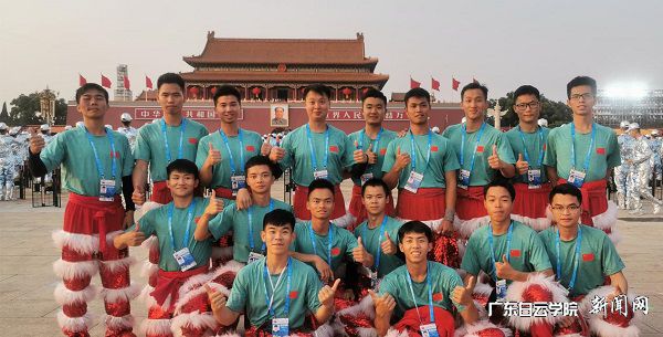 v2veo4Oe_jw0qIbtpYyPL4UPg474Lmv8LSbw62v8c&oid=2103874463&tid=1341&nid=132741&e= ÁúʨÍųÉÔ±ÃÇÔÚÌì°²ÃųÇ¥ϵĺÏÓ°.jpg