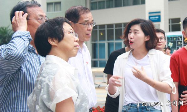 v2veo4Oe_jw0qIbtpYyPL4UPg474MzCaLSbw6238c&oid=2103874463&tid=1341&nid=135601&e= 刘美霞先生正在为向导们介绍此次作品展6007.jpg