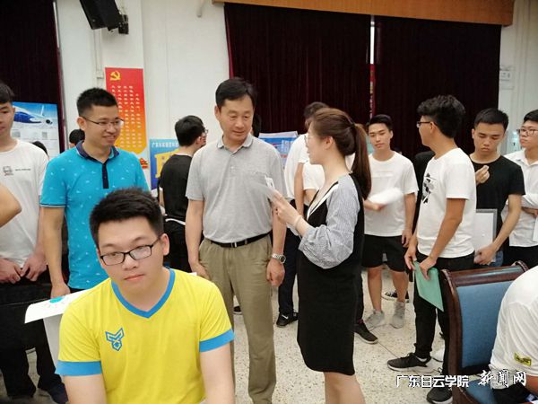 v2veo4Oe_jw0qIbtpYyPL4lPg47sMmG4LSbw6238c&oid=2103874463&tid=1351&nid=176031&e= 大数据与盘算机学院院长万世明(第二排中)在招聘会现场和企业代表交流.jpg