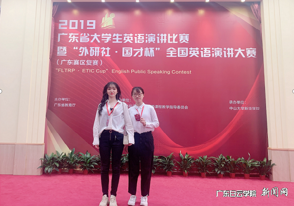 virtual_attach_file.vsb?afc=FU499aMRlbU4-bLAmlsUm9sU4LbLzN1YMNL8LlVVMm7PUmU0gihFp2hmCIa0nShVMYy4Lkh2nz94nmCiol-ZnNlaM77YLmlDUNU4UzW7UmMFLNQ2LRNbo7VFMlMfL4UJv2bjo4OeosXEgDTJQty0LzL8LSyPL47bM47Jqdmnx&oid=2103874463&tid=1341&nid=131971&e= 黄潇先生(左)和王靖瑜同砚(右)在角逐现场合影 - 副本.png