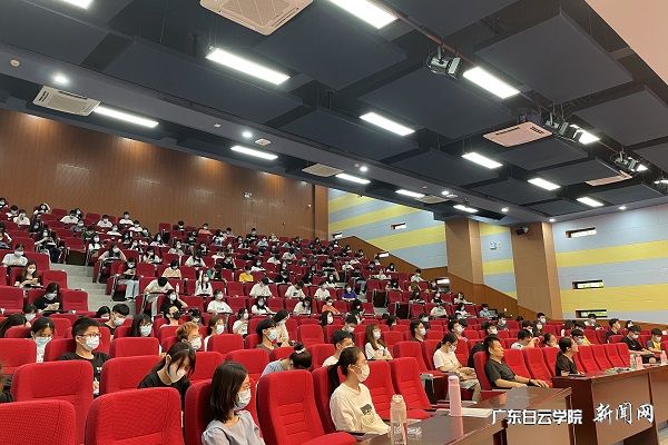 v2veo4Oe_jw0qIbtpYyPL4UPg4-8ozUiLSbw6278c&oid=2103874463&tid=1341&nid=249451&e= 观众认真听讲座.jpg