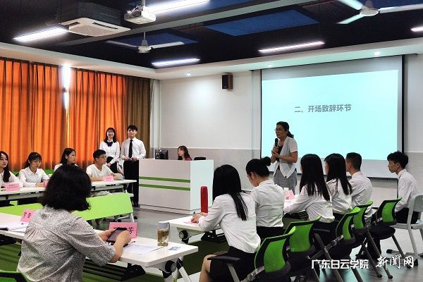 v2veo4Oe_jw0qIbtpYyPL4UPg4-8ozUsLSbw6278c&oid=2103874463&tid=1341&nid=249471&e= 马丽莹院长上台讲话.jpg