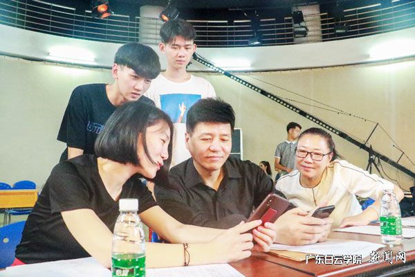 v2veo4Oe_jw0qIbtpYyPL4lPg47sMm94LSbw62o8c&oid=2103874463&tid=1351&nid=176831&e= 评委点评试镜选手p.jpg