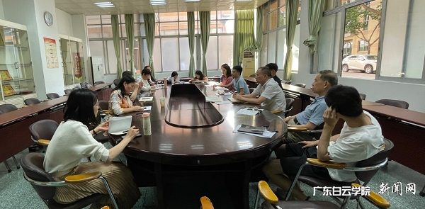 v2veo4Oe_jw0qIbtpYyPL4UPg4-iLRGDLSbw62q8c&oid=2103874463&tid=1341&nid=250061&e= 马克思主义学院西区全体西席在举行交流.jpg