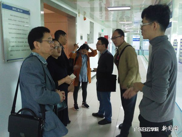 v2veo4Oe_jw0qIbtpYyPL4lPg47soRNaLSbw62q8c&oid=2103874463&tid=1351&nid=178901&e= 广金实验教学中心副主任(右1)介绍实验室的功效p.jpg