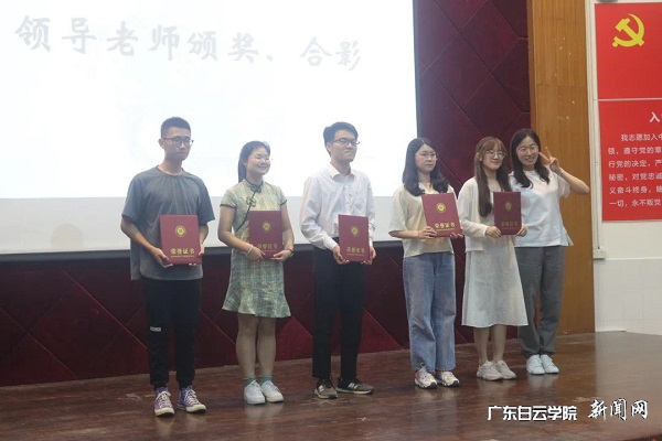 virtual_attach_file.vsb?afc=IUmn52nN7anln2UCln2U8LPMzG4UmCQZMRARnzvZL8W7M4l0gihFp2hmCIa0nkh2LkhRnSh7M4vYnNUPoR98M77bMzlZoRM7ozlZM4LbnzTFMzN8MmlbMznFLlMfnmlJqjfjo4OeosXEgDTJQty0LzL8LSyYMzGaMz7Jqdqnx&oid=2103874463&tid=1341&nid=250051&e= 先生为二等奖获得者颁奖.jpg