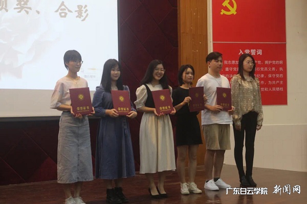 virtual_attach_file.vsb?afc=InmG5aMm67MR7inCR-PnmM7olQ7UmlQ4MmlbLN-PL4ffMlC0gihFp2hmCIa0oky4Mkh2MSyYnNUbnNLYL4-bLllZn7UDUmrVUzlZMR-YM4WFU4rkoRn7ozQFLlWVM77Jqjfjo4OeosXEgDTJQty0LzL8LSyYMzGaMz7Jqdqnx&oid=2103874463&tid=1341&nid=250051&e= 先生为三等奖获得者颁奖.jpg