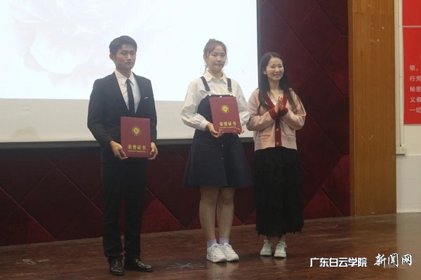 virtual_attach_file.vsb?afc=IoRL5PMRN8Mz-snCNMVoRUZnmMRnNlQsMNQfn7-sLlC8olC0gihFp2hmCIa0oSyDLky8MShkoz-aM8M7nNLbUNLZM4f2M4CZU8WknNCDLlQFnz7ZnNCDUznFLz6RnNCJqjfjo4OeosXEgDTJQty0LzL8LSyYMzGaMz7Jqdqnx&oid=2103874463&tid=1341&nid=250051&e= 先生为一等奖获得者颁奖.jpg