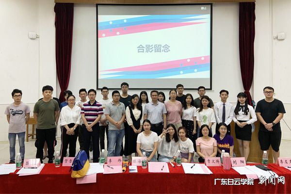 v2veo4Oe_jw0qIbtpYyPL4lPg47sM4GbLSbw62U8c&oid=2103874463&tid=1351&nid=177091&e= 参赛选手和评委先生合影P.jpg