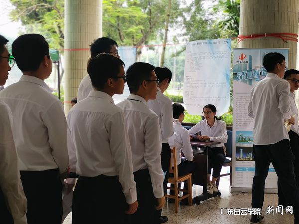 v2veo4Oe_jw0qIbtpYyPL4lPg47sMm74LSbw62n8c&oid=2103874463&tid=1351&nid=176131&e= 招聘会现场.jpg