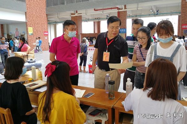 v2veo4Oe_jw0qIbtpYyPL4UPg4-iMRvbLSbw62n8c&oid=2103874463&tid=1341&nid=254791&e= 黄大乾校长与报到新生亲热攀谈.jpg