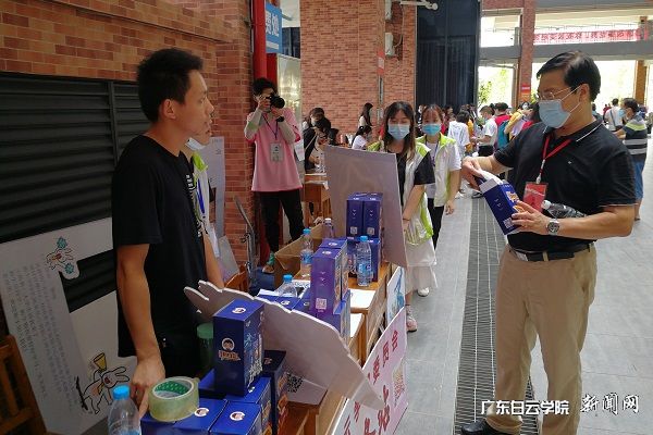 v2veo4Oe_jw0qIbtpYyPL4UPg4-iMRvbLSbw62n8c&oid=2103874463&tid=1341&nid=254791&e= 黄大乾校长视察现场迎新事情.jpg