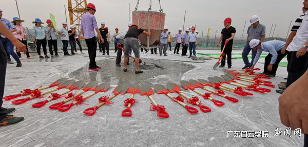 v2veo4Oe_jw0qIbtpYyPL4UPg474MRN8LSbw62w8c&oid=2103874463&tid=1341&nid=134941&e= ÐÞ½¨¹¤ÈËÓûìÄýÍÁ½½ÖþʵÑéÂ¥¶¥²ã×îºóÒ»¿é°å.jpg