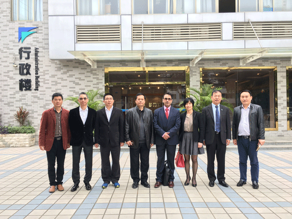 virtual_attach_file.vsb?afc=PUmlYDUz6kU8LZn4zAfoRlYMRM7M8n87L4rfUmQ7U4LPozl0gihFp2hmCIa0LYh2LSybnSh7oRNsUl7iLmV2LmMRMlWVLlCDM4n7nmWfMzAFo7U8o7U8ozfFLN7DMmLJQDTto4OeosXEgDTJQty0Lz9bLSyYMzLPLSbw62i8c&oid=2103874463&tid=1891&nid=25311&e= 沈根生副校长(右二)、乔本新副校长(左四)与奥赫里副校长(右四)一行在广州市白云工商技师学院校园内合影