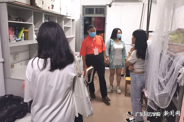 virtual_attach_file.vsb?afc=RnRV72UmNDnmU4UVlUZLm67Lz7DUNU2bUz-iLzARL87DMmv0gihFp2hmCIa0LYy8LSh7LkyPnNrVLNMknmAVMm9ZLRGDMlC4MNW2U4GinNQFUzn2MlMRLRQFLmV2oR7Jqjfjo4OeosXEgDTJQty0LzLDLSyPMm-aLm7Jqddnx&oid=2103874463&tid=1361&nid=162021&e= 何高峻院长(左二)深入宿舍探望并指导新生防控疫情.jpg