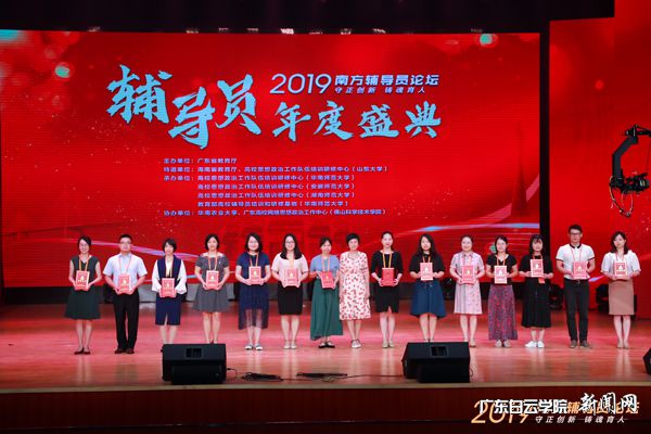 v2veo4Oe_jw0qIbtpYyPL4UPg474MR-PLSbw62X8c&oid=2103874463&tid=1341&nid=134211&e= 原慧丽先生(右六)在颁奖仪式现场.jpg