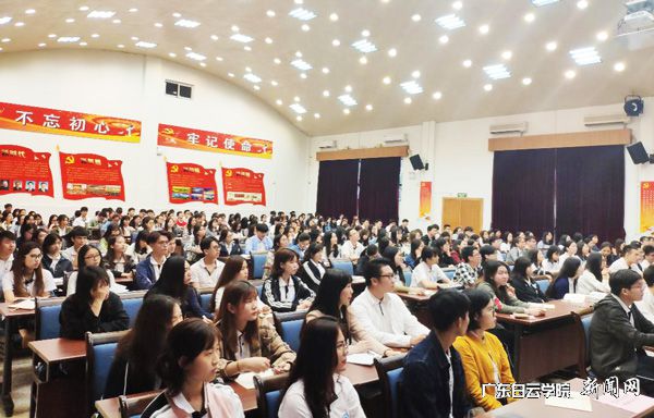 v2veo4Oe_jw0qIbtpYyPL4UPg474MzG8LSbw62X8c&oid=2103874463&tid=1341&nid=135041&e= 学员认真聆听党课p.jpg