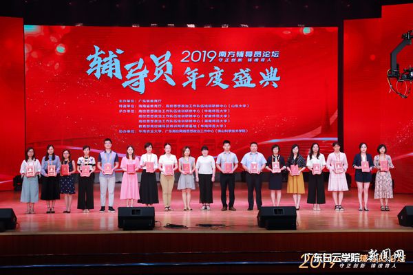 v2veo4Oe_jw0qIbtpYyPL4UPg474MR-PLSbw62X8c&oid=2103874463&tid=1341&nid=134211&e= 邓强先生(右七)在颁奖仪式现场.jpg