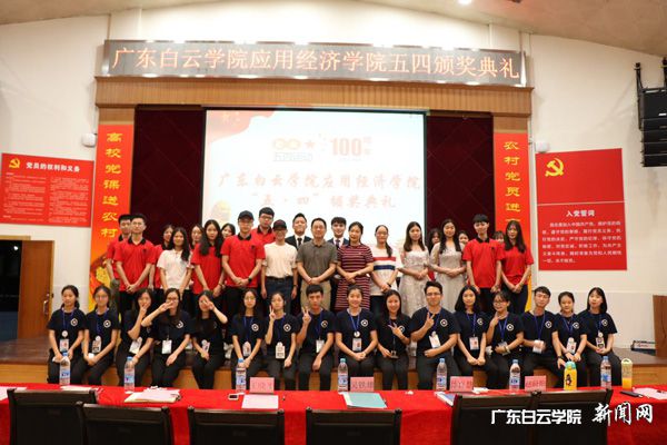 v2veo4Oe_jw0qIbtpYyPL4lPg47sMmv8LSbw62M8c&oid=2103874463&tid=1351&nid=176741&e= 学院向导与现场的事情职员合照P.jpg