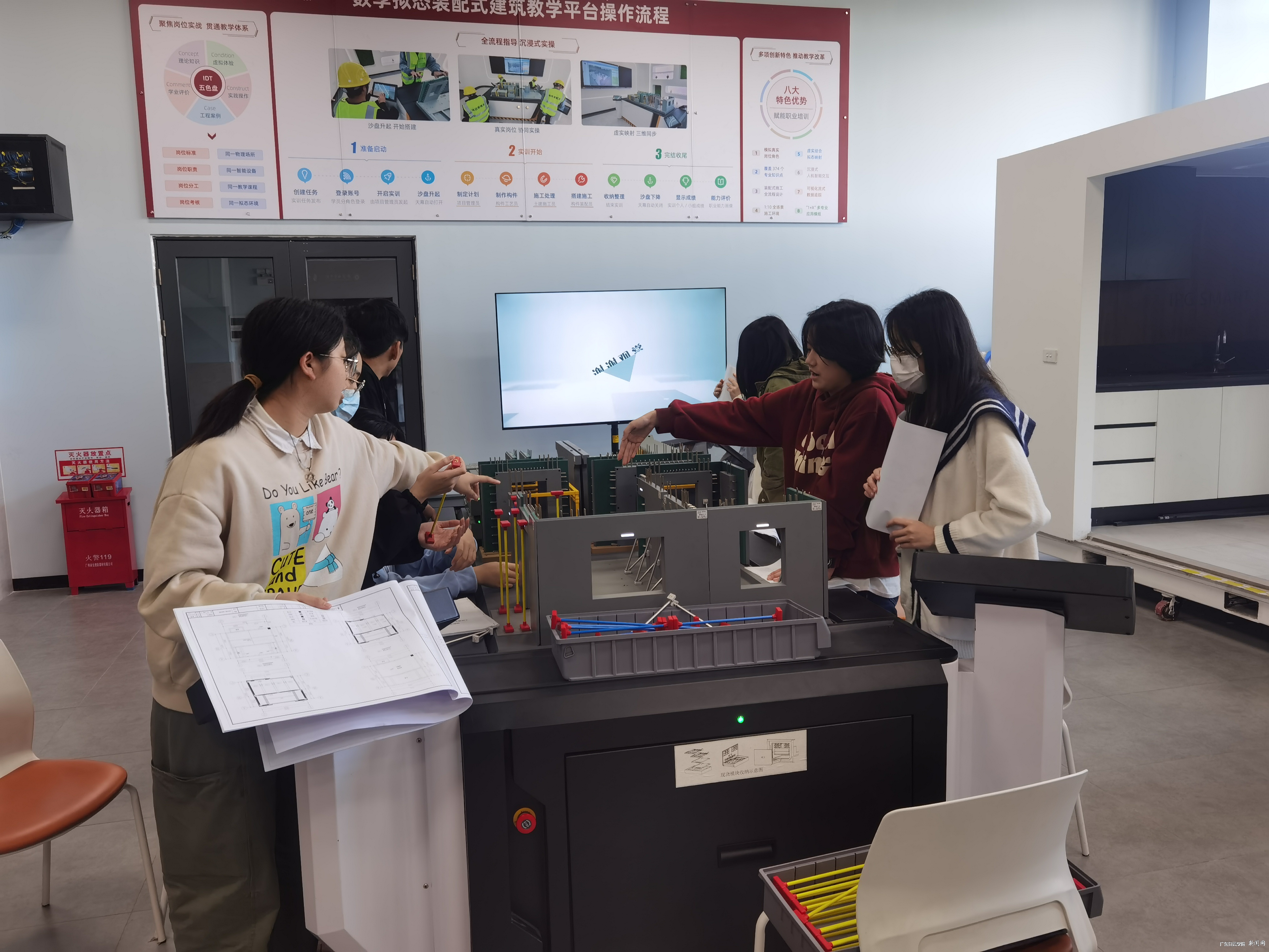 ²ÎÈüÑ¡ÊÖÔÚ·ÂÕæÊµÑµÆ½Ì¨¾ÙÐÐʵ²Ù½ÇÖð.jpg ²ÎÈüÑ¡ÊÖÔÚ·ÂÕæÊµÑµÆ½Ì¨¾ÙÐÐʵ²Ù½ÇÖð.jpg