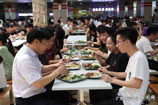 v2veo4Oe_jw0qIbtpYyPL4UPg474MzUbLSbw62h8c&oid=2103874463&tid=1341&nid=135491&e= »Æ´óǬÓëѧÉúÃÇÒ»Æð¾Í²Í.jpg