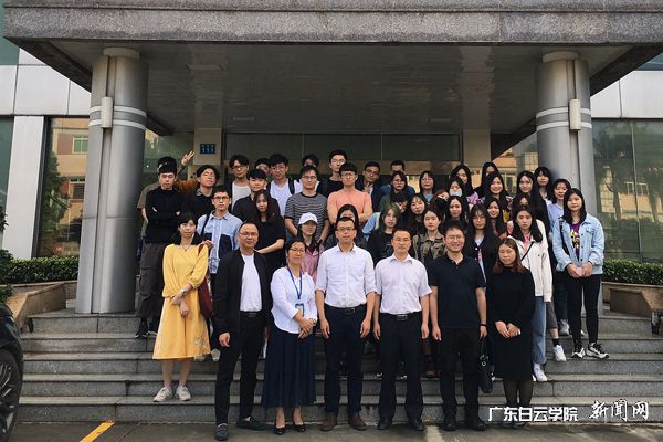 v2veo4Oe_jw0qIbtpYyPL4lPg47sM4-PLSbw62g8c&oid=2103874463&tid=1351&nid=177211&e= 师生与企业代表合影.jpg