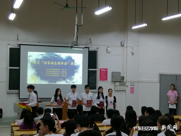 virtual_attach_file.vsb?afc=dMNW-kUzMfU4n7LWR7DLRviU4UaUz-HsLmn2nzTRMz6Ro7-0gihFp2hmCIa0nShRM1hVn1yboR74MmA2nz7iozW2Uz6knmffnzvZL7-bL8WFM4LPUmlYL4MFMzM2nRLJv2bjo4OeosXEgDTJQty0LzLiLSyPM4vYoR7Jqdgnx&oid=2103874463&tid=1351&nid=177281&e= 颁奖现场.png