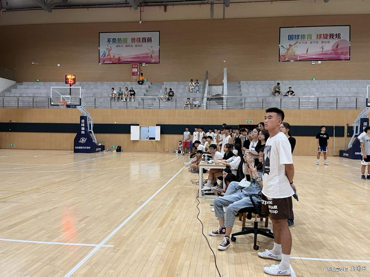 纪录台与认真观赛的学生.png 纪录台与认真观赛的学生.png