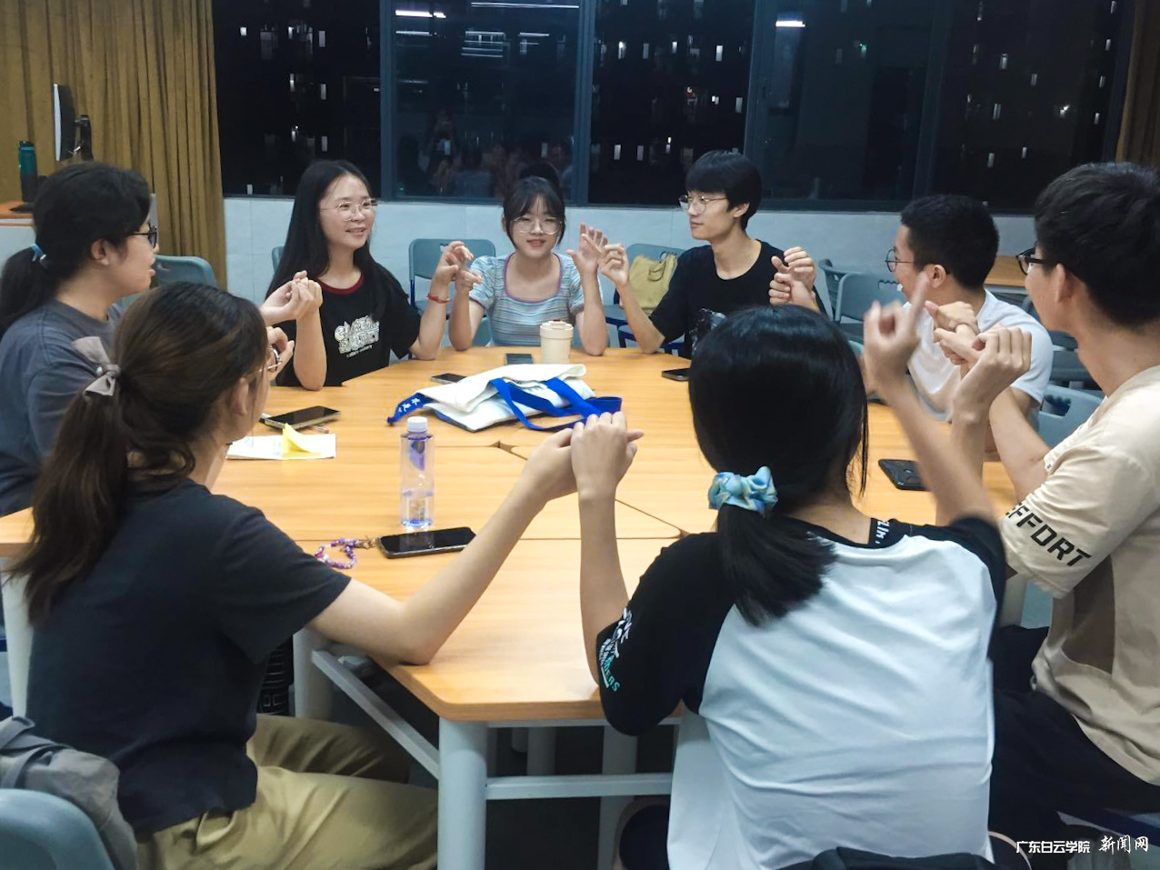 С×é»î¶¯ÖÐΪÐÂÉúÌṩÇéÐ÷Ö§³Ö.png С×é»î¶¯ÖÐΪÐÂÉúÌṩÇéÐ÷Ö§³Ö.png