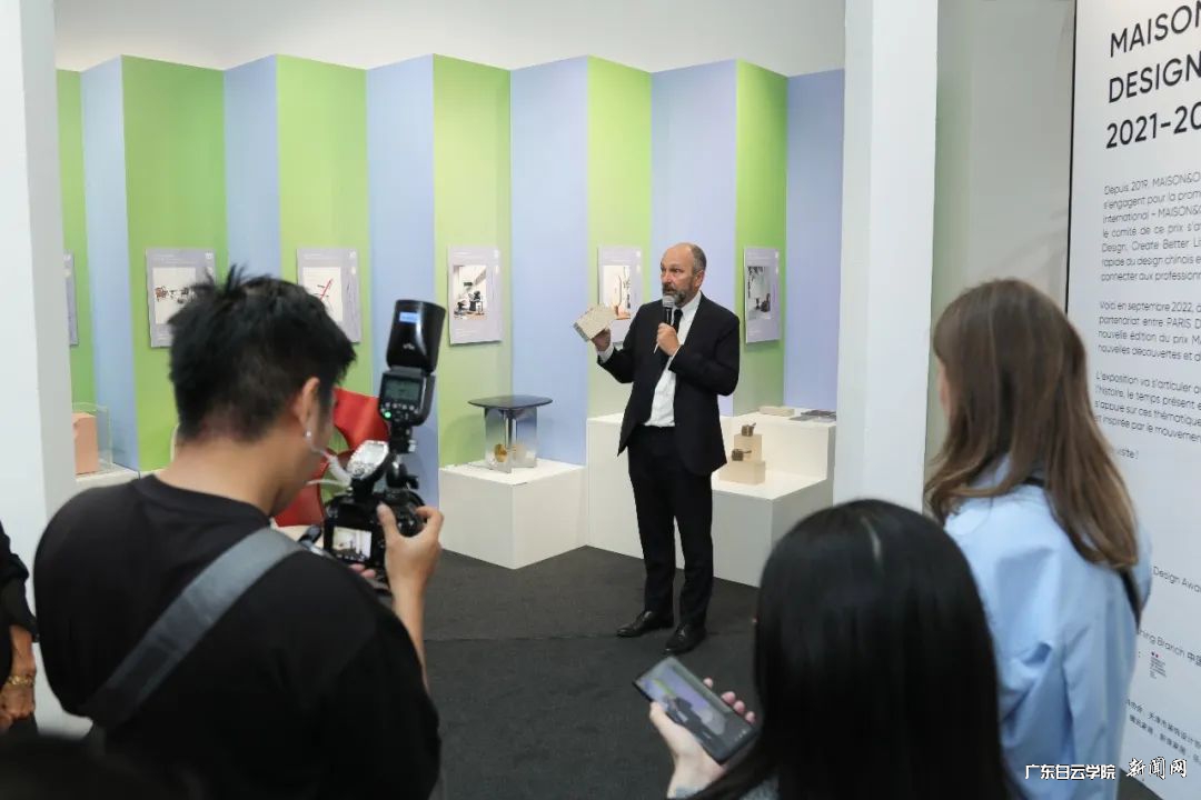 MAISON&OBJET国际总监 Franck MILLOT先生宣布获奖名单及导赏现场展品.jpg MAISON&OBJET国际总监 Franck MILLOT先生宣布获奖名单及导赏现场展品.jpg