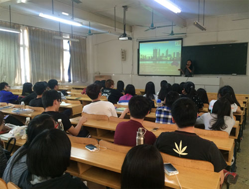 ECU国际项目相助市场部傅主任给同砚们介绍学校概况 ECU国际项目相助市场部傅主任给同砚们介绍学校概况