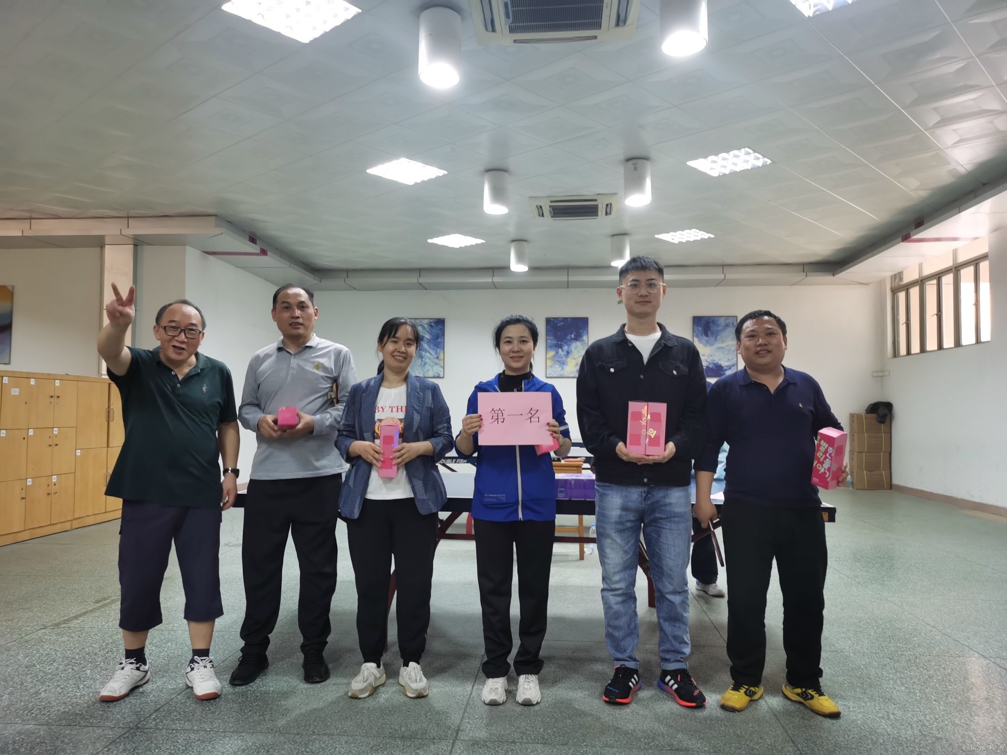 学院为优胜步队颁奖.jpg 学院为优胜步队颁奖.jpg