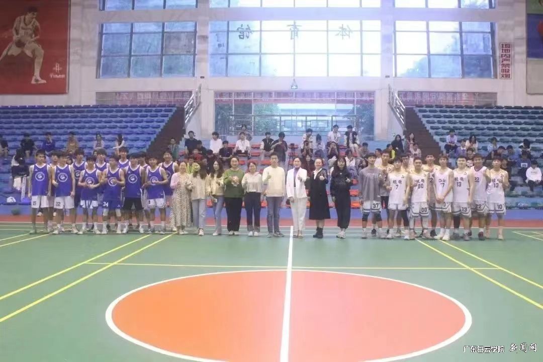 向导先生和参赛步队合影留念.jpg 向导先生和参赛步队合影留念.jpg