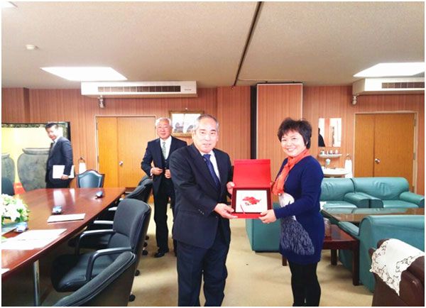 Éò´¿Çí¸±Ôº³¤Óë¸ÔɽÉ̿ƴóѧ¾®åêÕÑ·òУ³¤½»Á÷ÀñÎï Éò´¿Çí¸±Ôº³¤Óë¸ÔɽÉ̿ƴóѧ¾®åêÕÑ·òУ³¤½»Á÷ÀñÎï