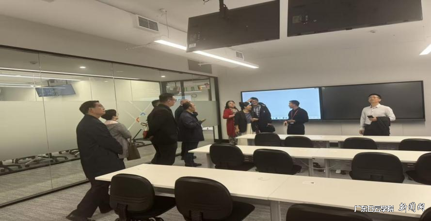 virtual_attach_file.vsb?afc=loRQrRnzC8MmA2LIlC8nzUanmWVnzN5snmQfM7lbMmUPM4N0gihFp2hmCIa0LkyZMky4nSh2M4CboRnkUzLiLzC8nm-YLz6RnlLYnlnRUzWFnzQ7UmQVnmnFM7QkLz7Jv2bjo4OeosXEgDTJQty0Lm7PLSy8L49bLSbw62C8c&oid=2103874463&tid=2111&nid=43891&e= 陈春发副校长(右一)考察澳大利亚国王学院的教学设施.png