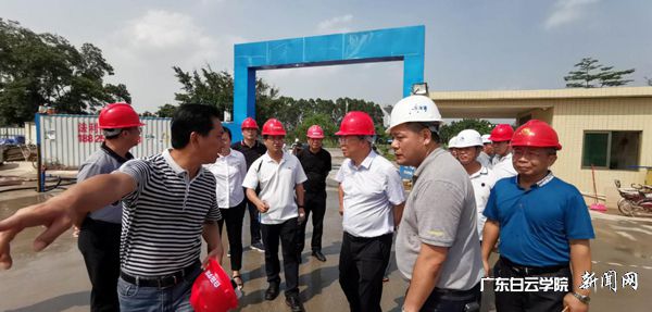 v2veo4Oe_jw0qIbtpYyPL4UPg474MRNaLSbw62j8c&oid=2103874463&tid=1341&nid=134901&e= л¿ÉÌ϶ʳ¤ÔÚÐÂÐ£ÇøÃÅ¿ÚÏòµ¼ÇøÎ¯Êé¼ÇÕÔ¾üÃ÷½øÈëÐ£Çø.jpg