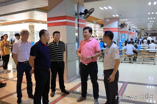 v2veo4Oe_jw0qIbtpYyPL4UPg4-iMR9bLSbw62S8c&oid=2103874463&tid=1341&nid=254891&e= 在西区食堂举行检查.jpg